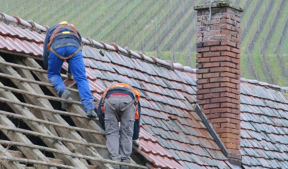 4 Obvious Signs Of A Bad Roofing Job
