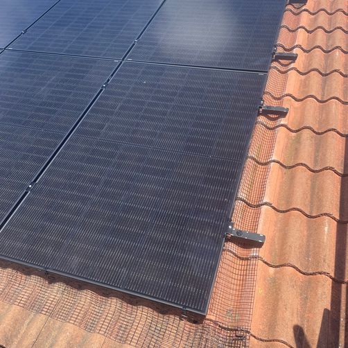 Customer image of SolarDek Bird Mesh Kit &amp; 150 Clips (200mm x 30m Black Roll)